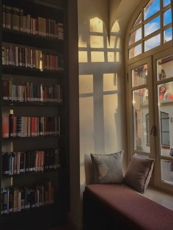 Simple Ways to Create a Cozy Reading Nook at Home